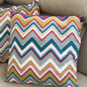 Díszpárna 45x45 színes cikkcakk